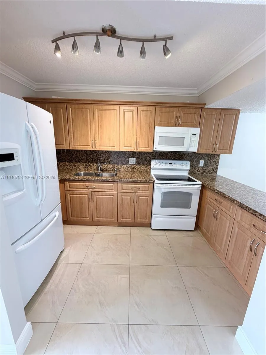 527 W 68th St 1, Hialeah, Florida 33014, Hialeah, Florida 33014, 2 Bedrooms Bedrooms, ,2 BathroomsBathrooms,Residential Lease,For Rent,527 W 68th St 1, Hialeah, Florida 33014,A11946793