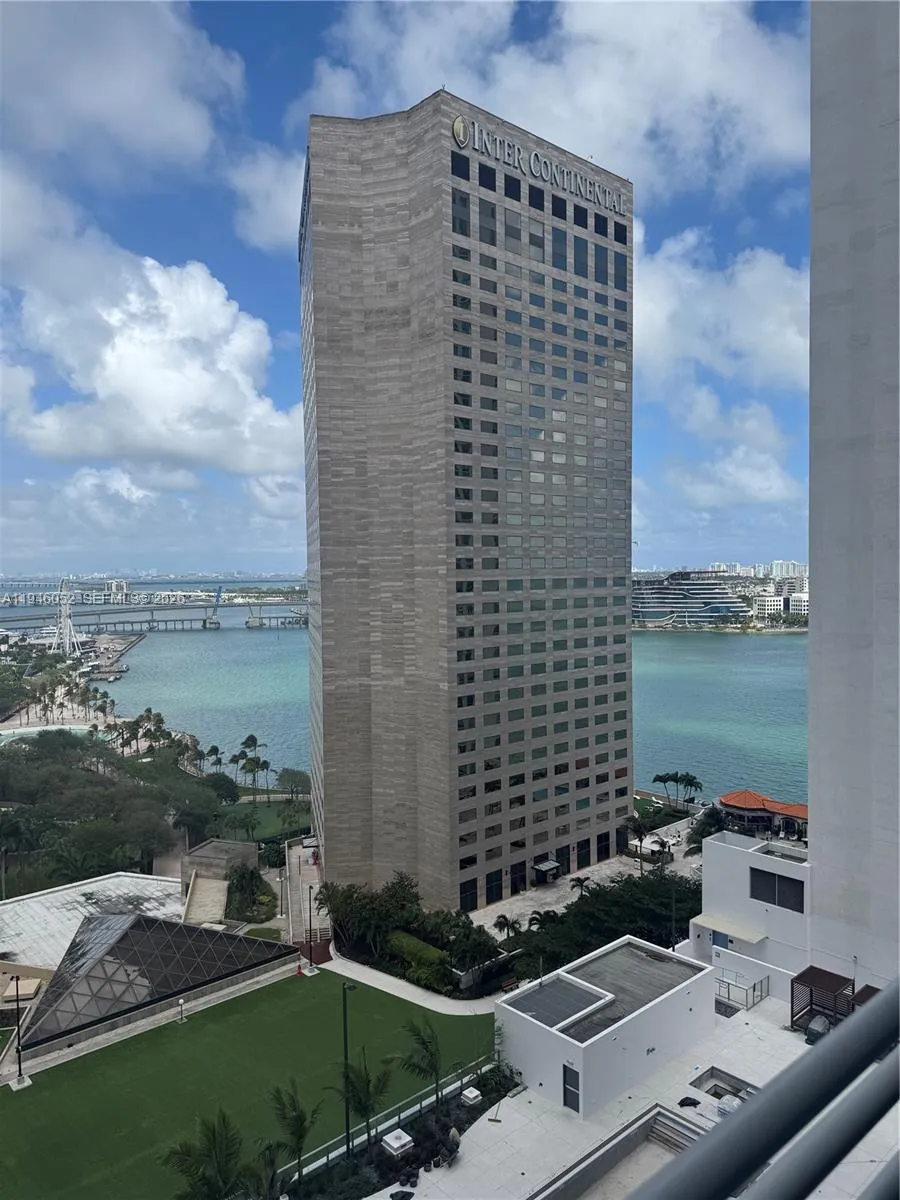 325 S Biscayne Blvd 2120, Miami, Florida 33131, Miami, Florida 33131, ,1 BathroomBathrooms,Residential Lease,For Rent,325 S Biscayne Blvd 2120, Miami, Florida 33131,A11946052