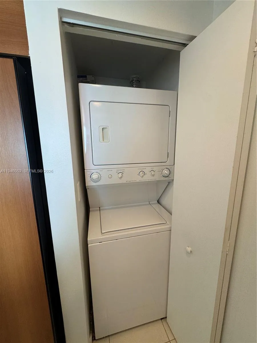 325 S Biscayne Blvd 2120, Miami, Florida 33131, Miami, Florida 33131, ,1 BathroomBathrooms,Residential Lease,For Rent,325 S Biscayne Blvd 2120, Miami, Florida 33131,A11946052