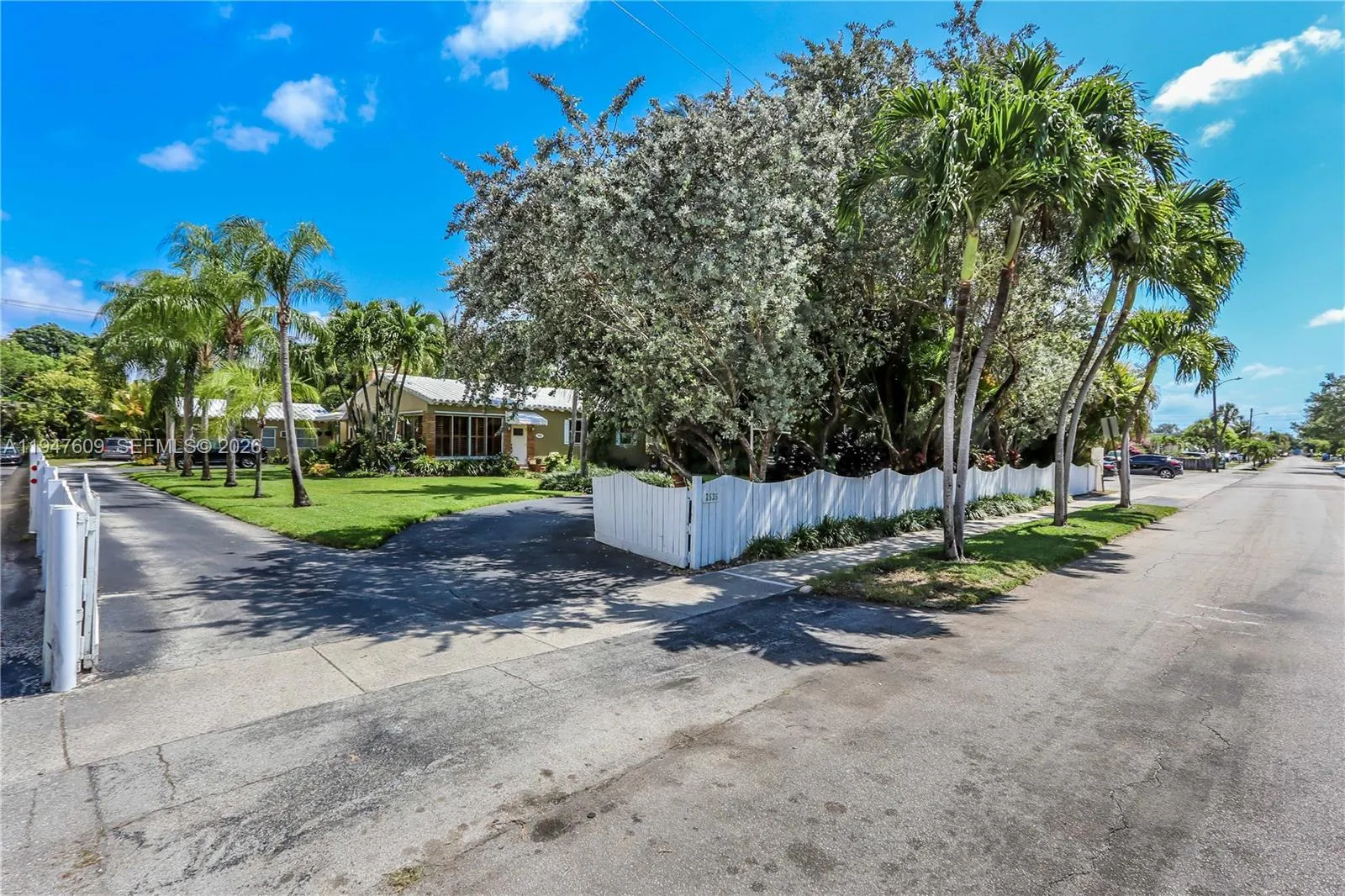 2535 Lincoln St, Hollywood, Florida 33020, Hollywood, Florida 33020, ,Residential Income,For Sale,2535 Lincoln St, Hollywood, Florida 33020,A11947609