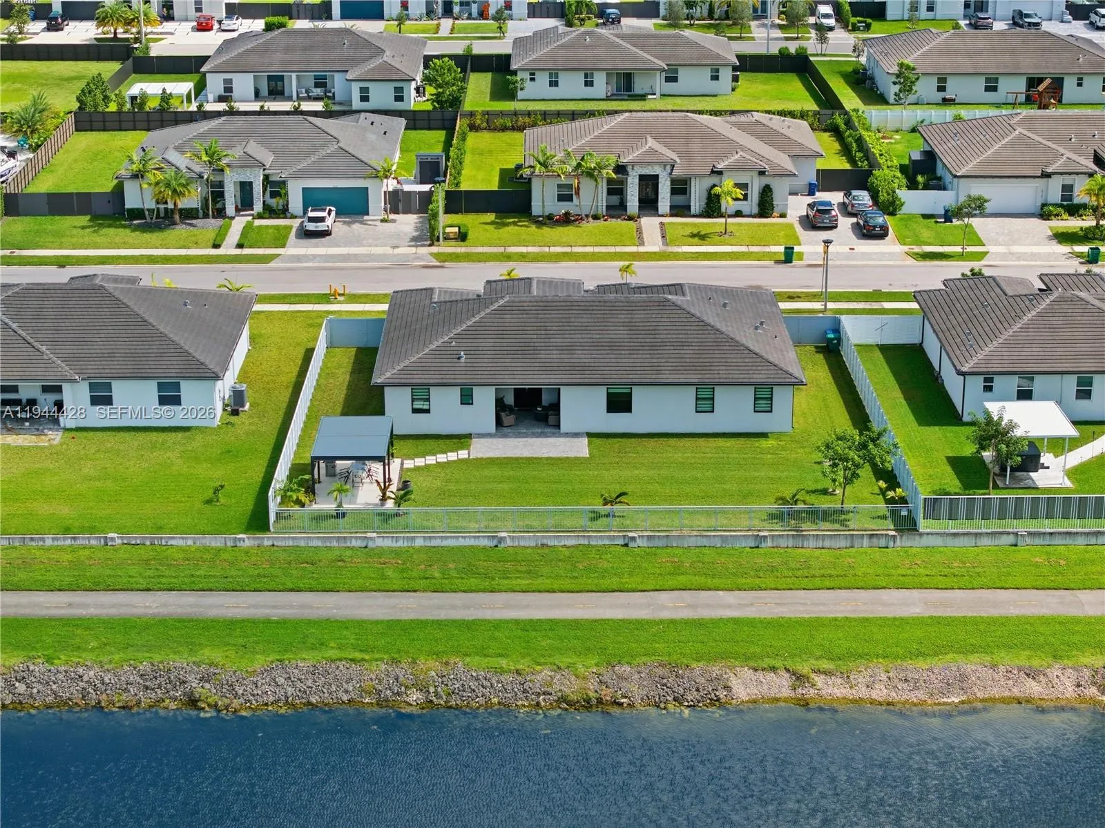 Direct access to two-way bike path