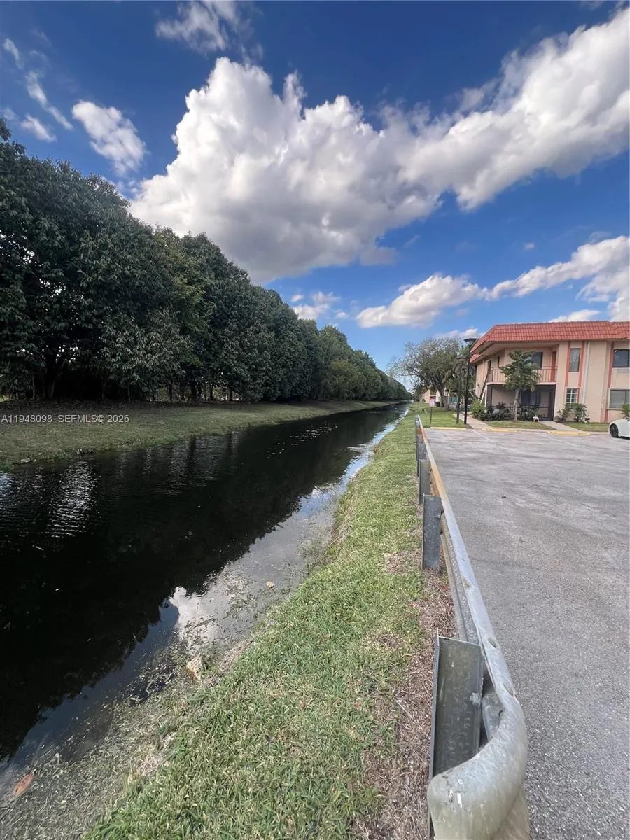 379 Lakeview Dr 205, Weston, Florida 33326, Weston, Florida 33326, 2 Bedrooms Bedrooms, ,2 BathroomsBathrooms,Residential,For Sale,379 Lakeview Dr 205, Weston, Florida 33326,A11948098