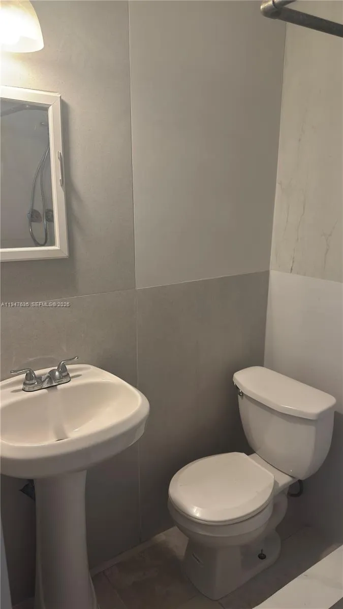 921 N 17th Ct 925, Hollywood, Florida 33020, Hollywood, Florida 33020, ,1 BathroomBathrooms,Residential Lease,For Rent,921 N 17th Ct 925, Hollywood, Florida 33020,A11947635