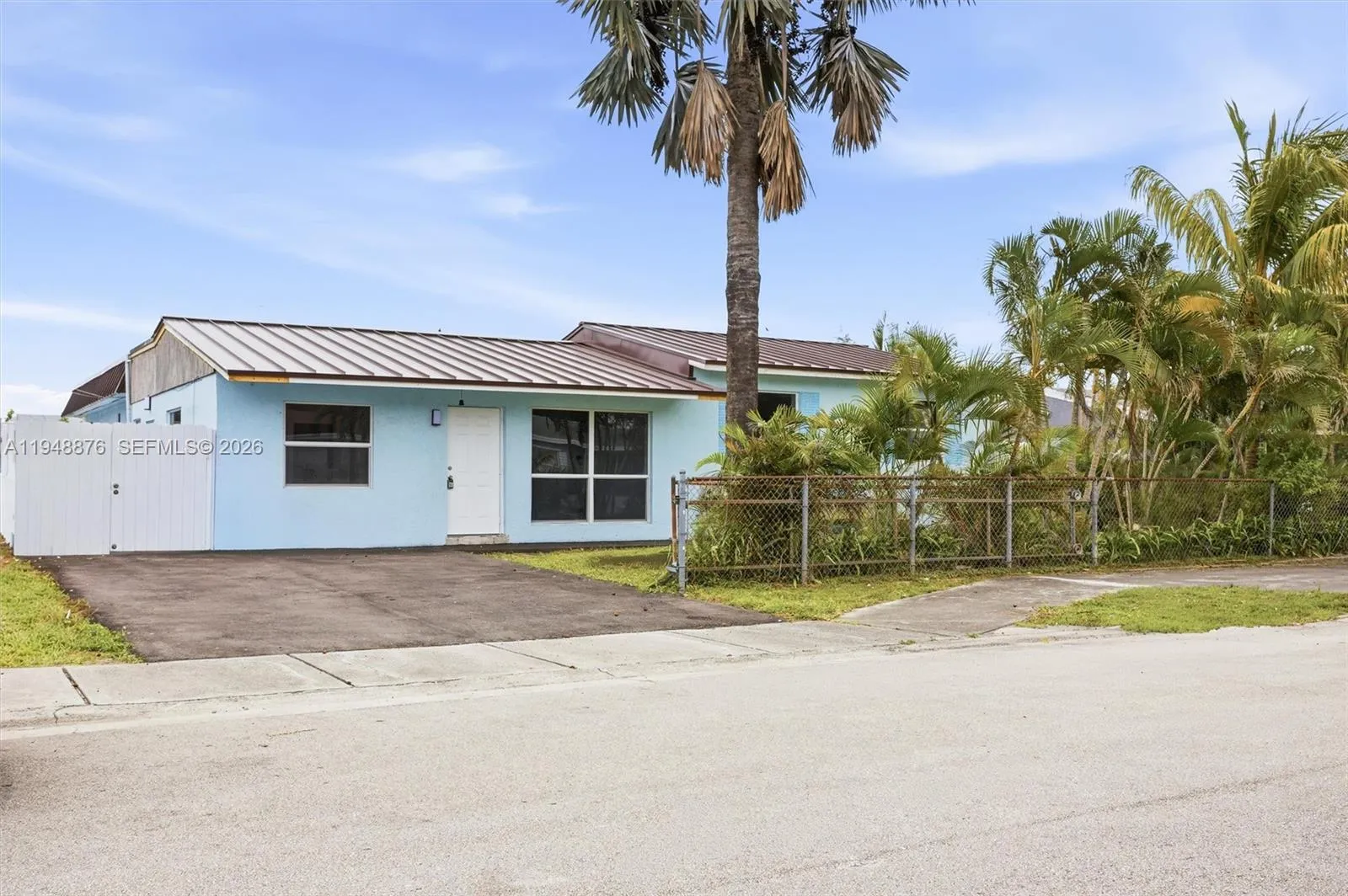 2280 Sw 43rd Ave 2, Fort Lauderdale, Florida 33317, Fort Lauderdale, Florida 33317, 2 Bedrooms Bedrooms, ,1 BathroomBathrooms,Residential Lease,For Rent,2280 Sw 43rd Ave 2, Fort Lauderdale, Florida 33317,A11948876