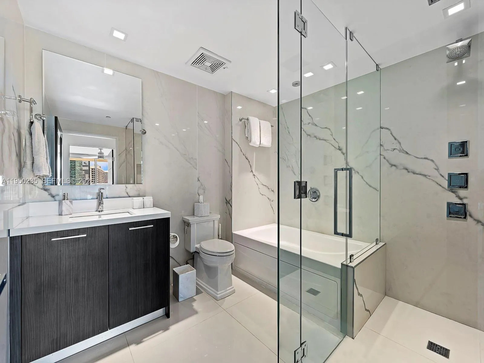 500 Brickell Ave 2203, Miami, Florida 33131, Miami, Florida 33131, 1 Bedroom Bedrooms, ,1 BathroomBathrooms,Residential,For Sale,500 Brickell Ave 2203, Miami, Florida 33131,A11950235