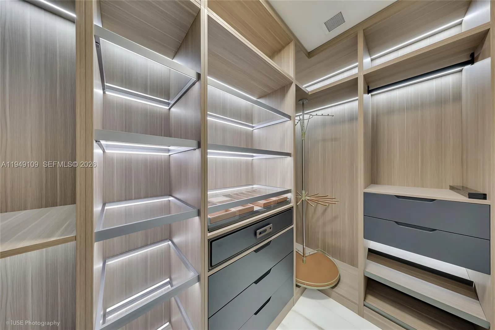 300 Biscayne Boulevard Way 2307w, Miami, Florida 3, Miami, Florida 33131, 3 Bedrooms Bedrooms, ,2 BathroomsBathrooms,Residential Lease,For Rent,300 Biscayne Boulevard Way 2307w, Miami, Florida 3,A11949109