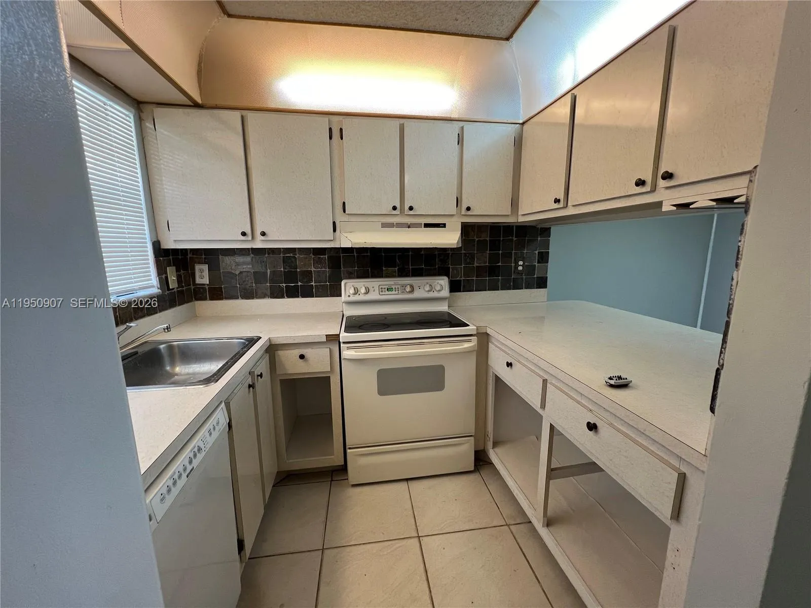 809 Ne 214th Ln 2, Miami, Florida 33179, Miami, Florida 33179, 2 Bedrooms Bedrooms, ,2 BathroomsBathrooms,Residential Lease,For Rent,809 Ne 214th Ln 2, Miami, Florida 33179,A11950907