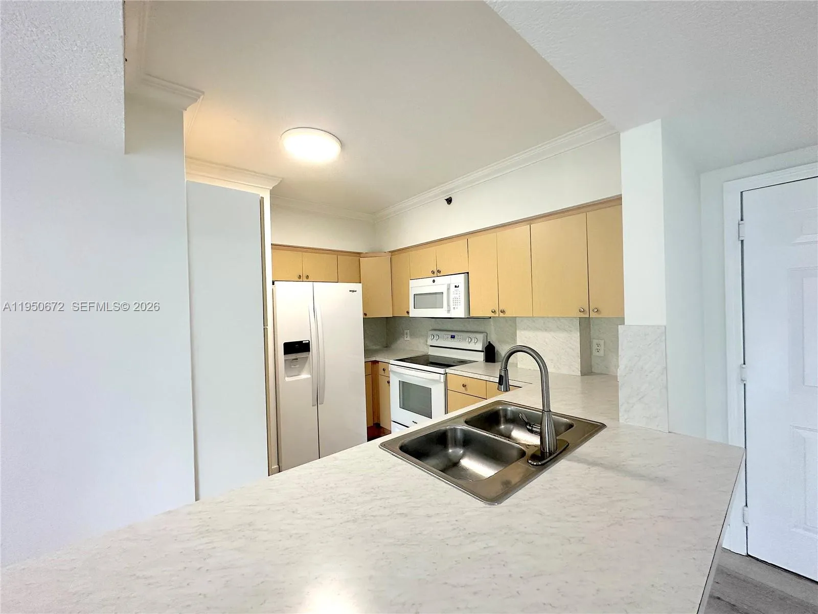 9340 Fontainebleau Blvd 406, Miami, Florida 33172, Miami, Florida 33172, 3 Bedrooms Bedrooms, ,2 BathroomsBathrooms,Residential Lease,For Rent,9340 Fontainebleau Blvd 406, Miami, Florida 33172,A11950672