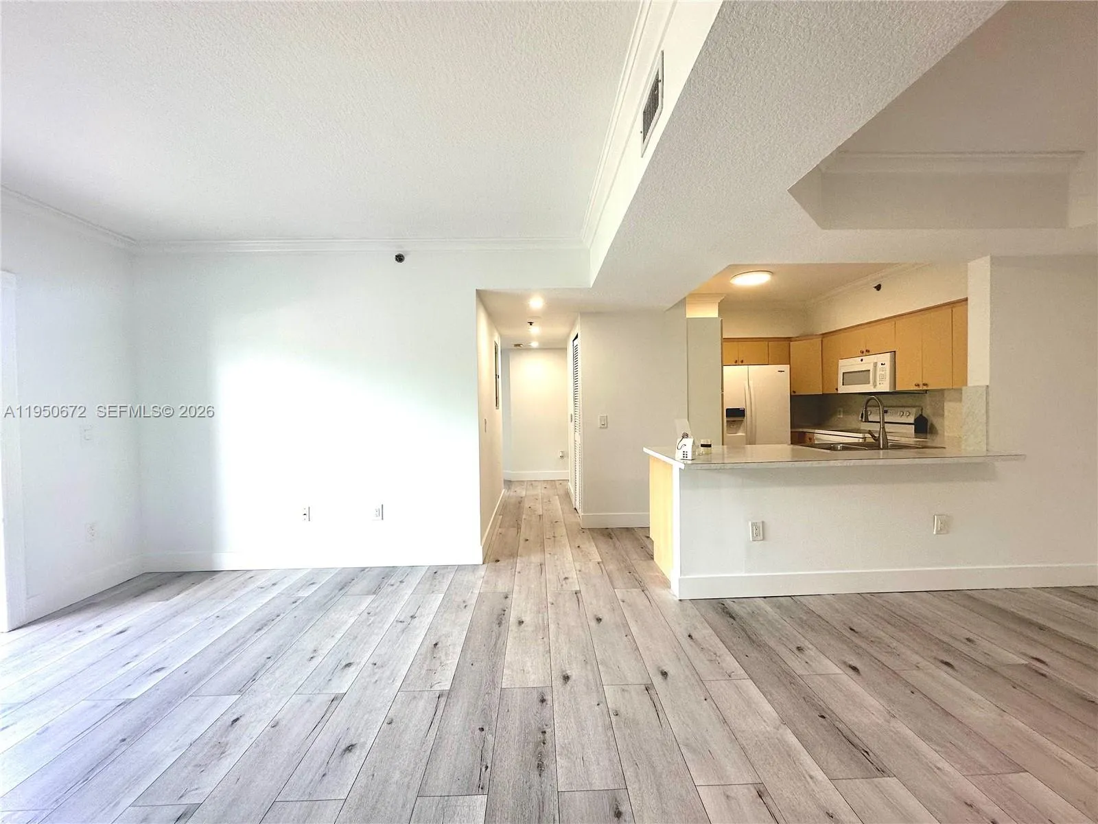 9340 Fontainebleau Blvd 406, Miami, Florida 33172, Miami, Florida 33172, 3 Bedrooms Bedrooms, ,2 BathroomsBathrooms,Residential Lease,For Rent,9340 Fontainebleau Blvd 406, Miami, Florida 33172,A11950672