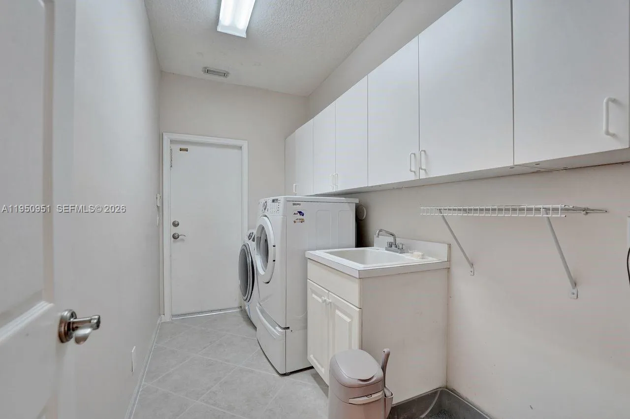 2533 Eagle Run Cir, Weston, Florida 33327, Weston, Florida 33327, 5 Bedrooms Bedrooms, ,3 BathroomsBathrooms,Residential,For Sale,2533 Eagle Run Cir, Weston, Florida 33327,A11950951