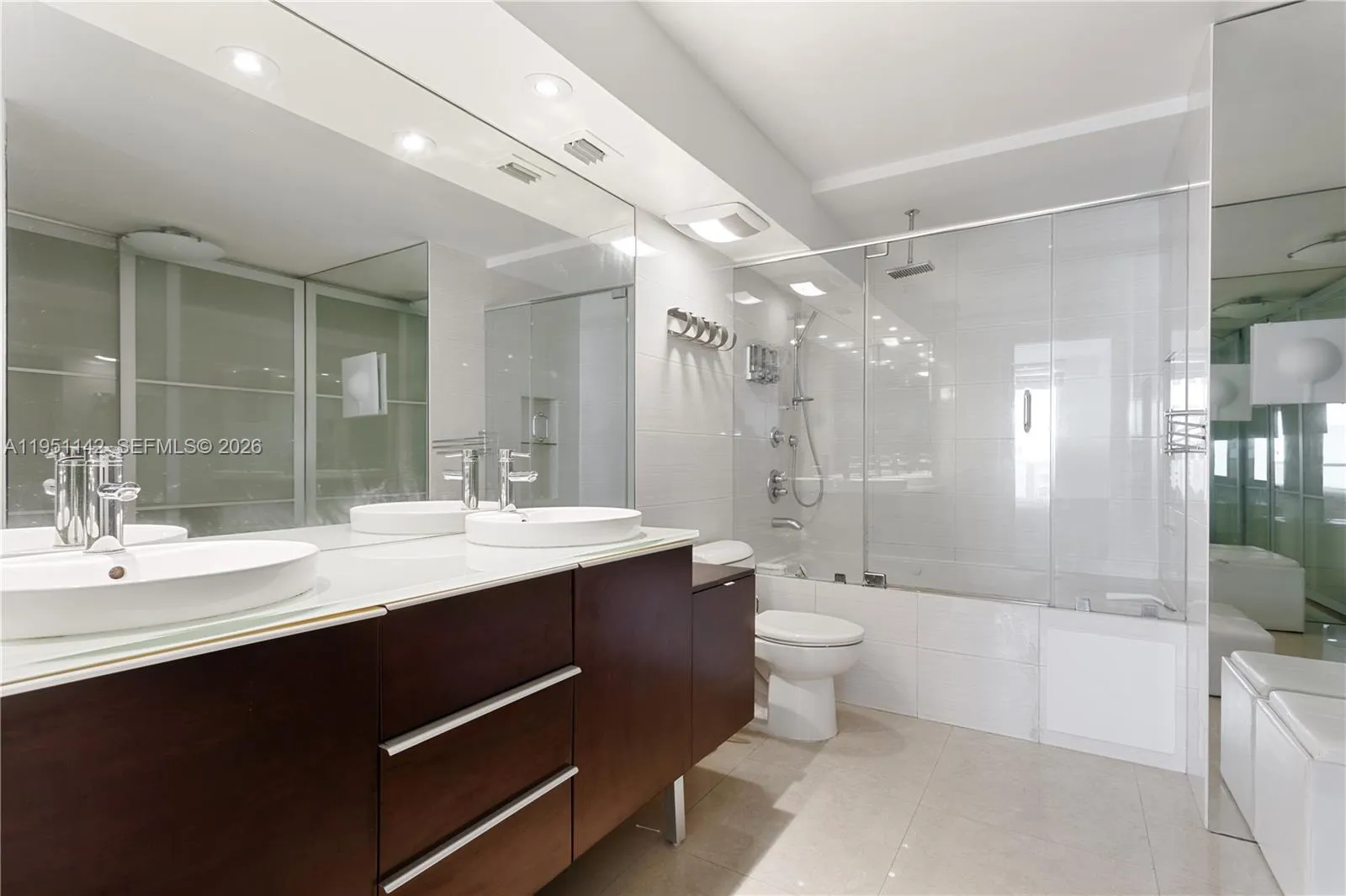 2401 Collins Ave 1110, Miami Beach, Florida 33140, Miami Beach, Florida 33140, 2 Bedrooms Bedrooms, ,2 BathroomsBathrooms,Residential Lease,For Rent,2401 Collins Ave 1110, Miami Beach, Florida 33140,A11951142