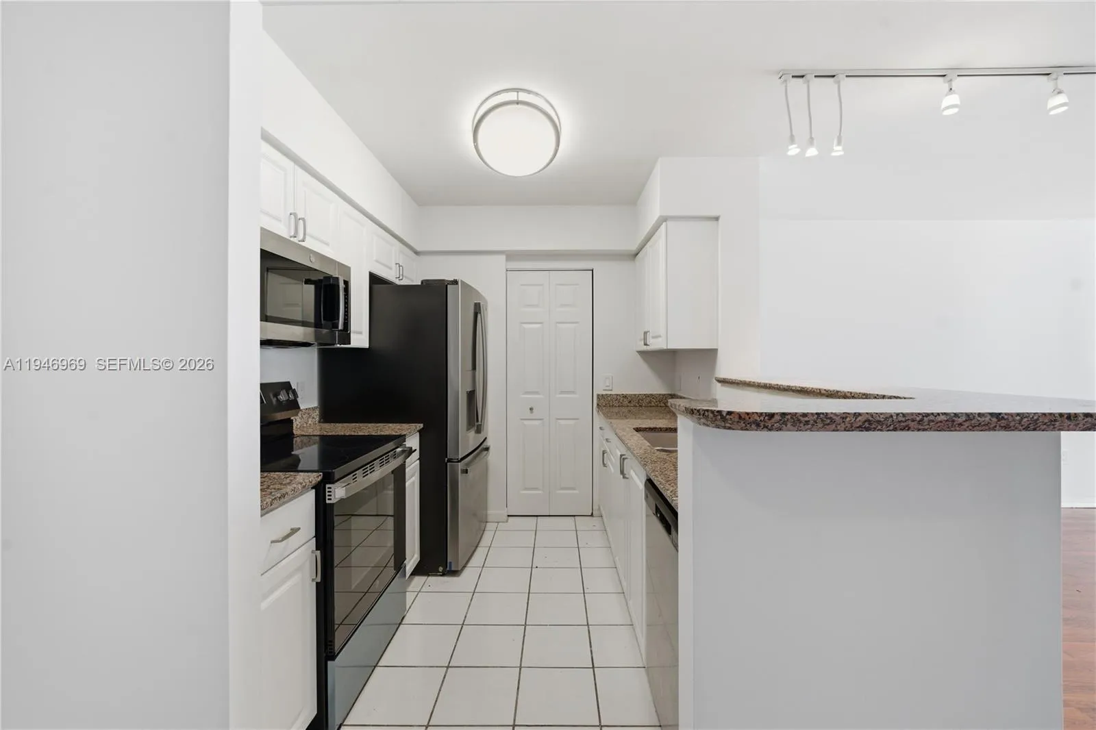 1155 Brickell Bay Dr 1107, Miami, Florida 33131, Miami, Florida 33131, 1 Bedroom Bedrooms, ,1 BathroomBathrooms,Residential Lease,For Rent,1155 Brickell Bay Dr 1107, Miami, Florida 33131,A11946969