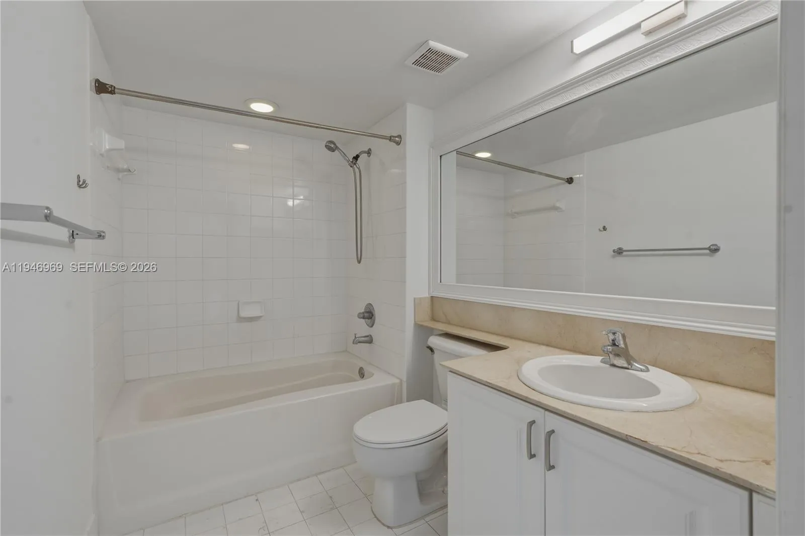1155 Brickell Bay Dr 1107, Miami, Florida 33131, Miami, Florida 33131, 1 Bedroom Bedrooms, ,1 BathroomBathrooms,Residential Lease,For Rent,1155 Brickell Bay Dr 1107, Miami, Florida 33131,A11946969