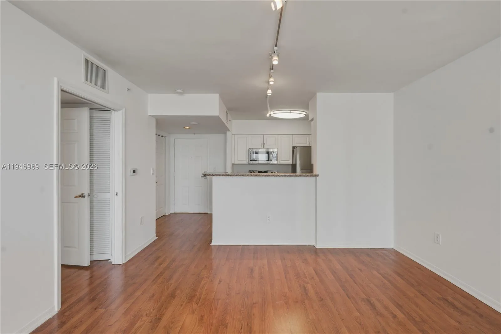 1155 Brickell Bay Dr 1107, Miami, Florida 33131, Miami, Florida 33131, 1 Bedroom Bedrooms, ,1 BathroomBathrooms,Residential Lease,For Rent,1155 Brickell Bay Dr 1107, Miami, Florida 33131,A11946969