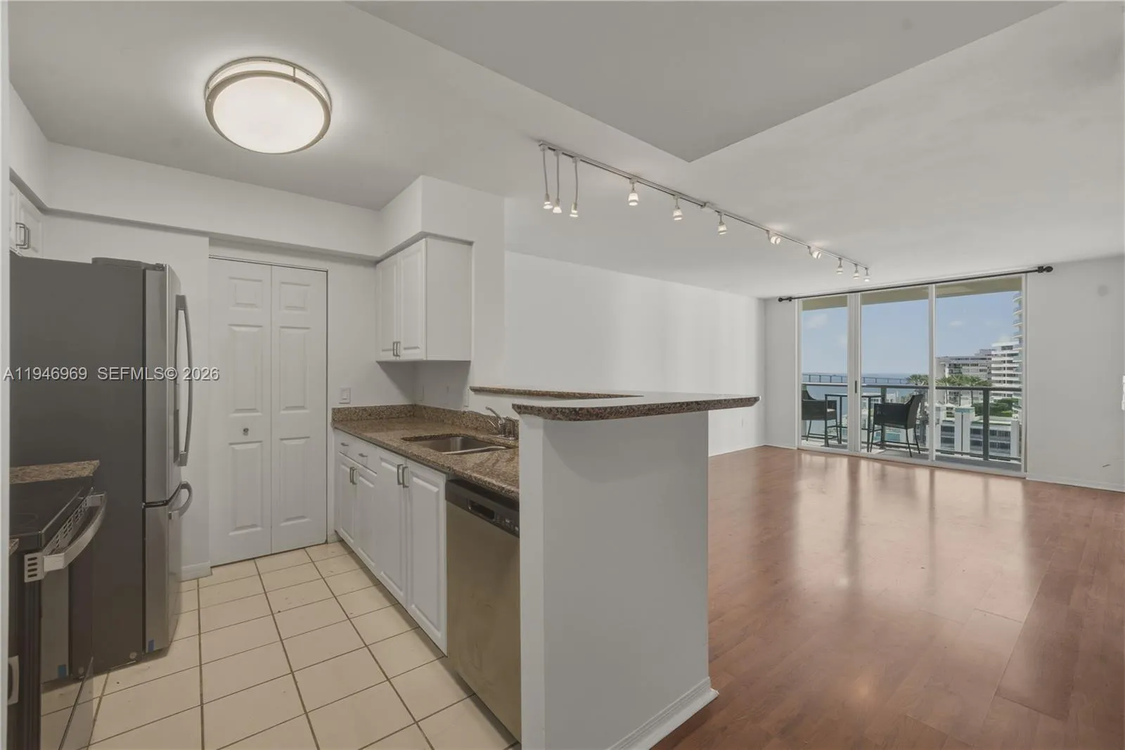 1155 Brickell Bay Dr 1107, Miami, Florida 33131, Miami, Florida 33131, 1 Bedroom Bedrooms, ,1 BathroomBathrooms,Residential Lease,For Rent,1155 Brickell Bay Dr 1107, Miami, Florida 33131,A11946969