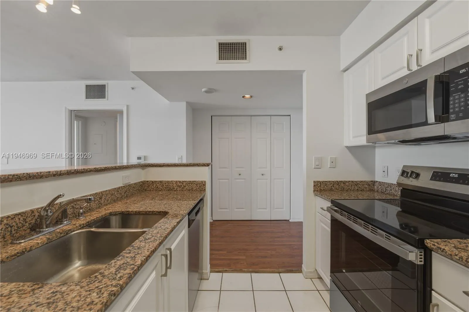 1155 Brickell Bay Dr 1107, Miami, Florida 33131, Miami, Florida 33131, 1 Bedroom Bedrooms, ,1 BathroomBathrooms,Residential Lease,For Rent,1155 Brickell Bay Dr 1107, Miami, Florida 33131,A11946969