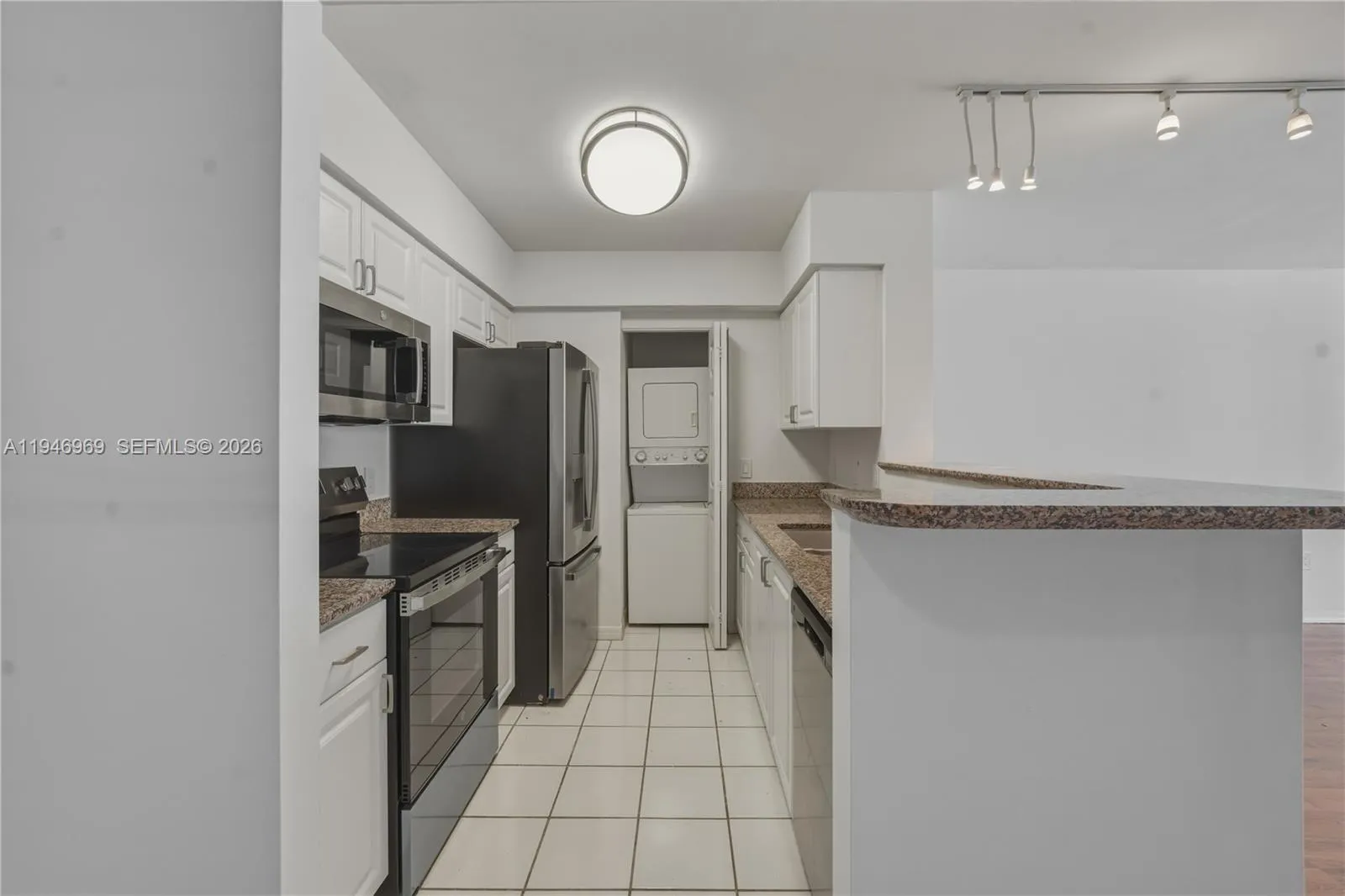 1155 Brickell Bay Dr 1107, Miami, Florida 33131, Miami, Florida 33131, 1 Bedroom Bedrooms, ,1 BathroomBathrooms,Residential Lease,For Rent,1155 Brickell Bay Dr 1107, Miami, Florida 33131,A11946969