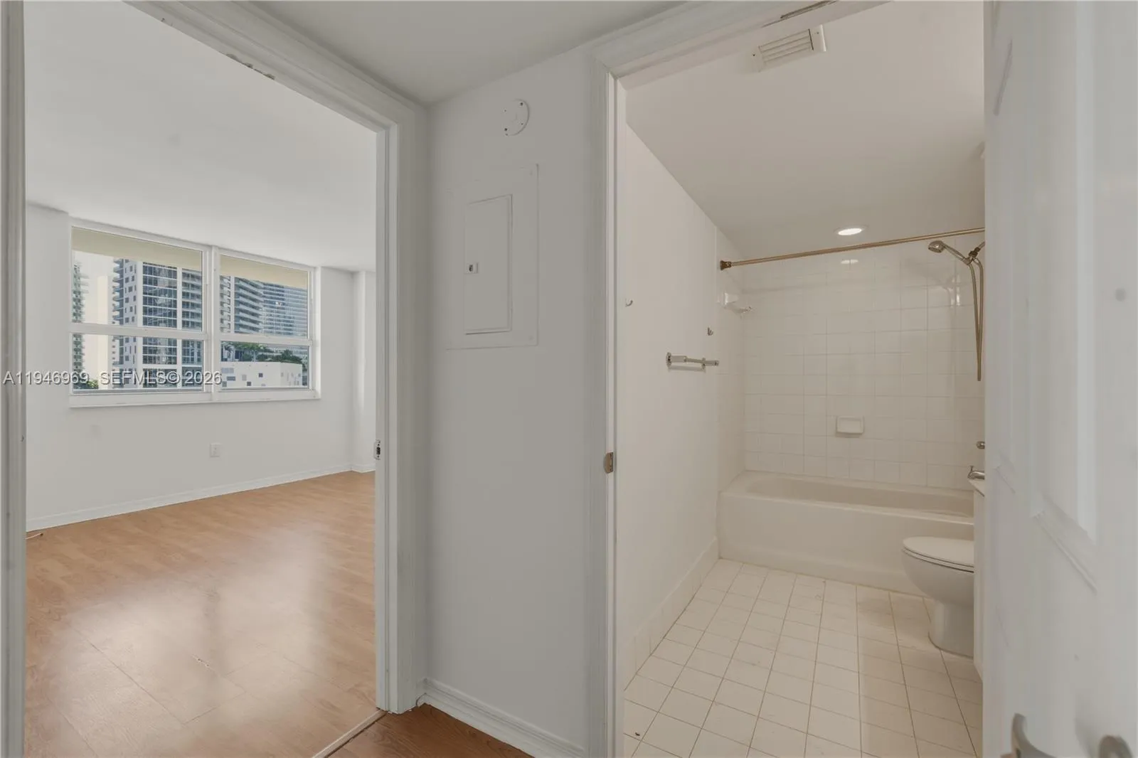 1155 Brickell Bay Dr 1107, Miami, Florida 33131, Miami, Florida 33131, 1 Bedroom Bedrooms, ,1 BathroomBathrooms,Residential Lease,For Rent,1155 Brickell Bay Dr 1107, Miami, Florida 33131,A11946969