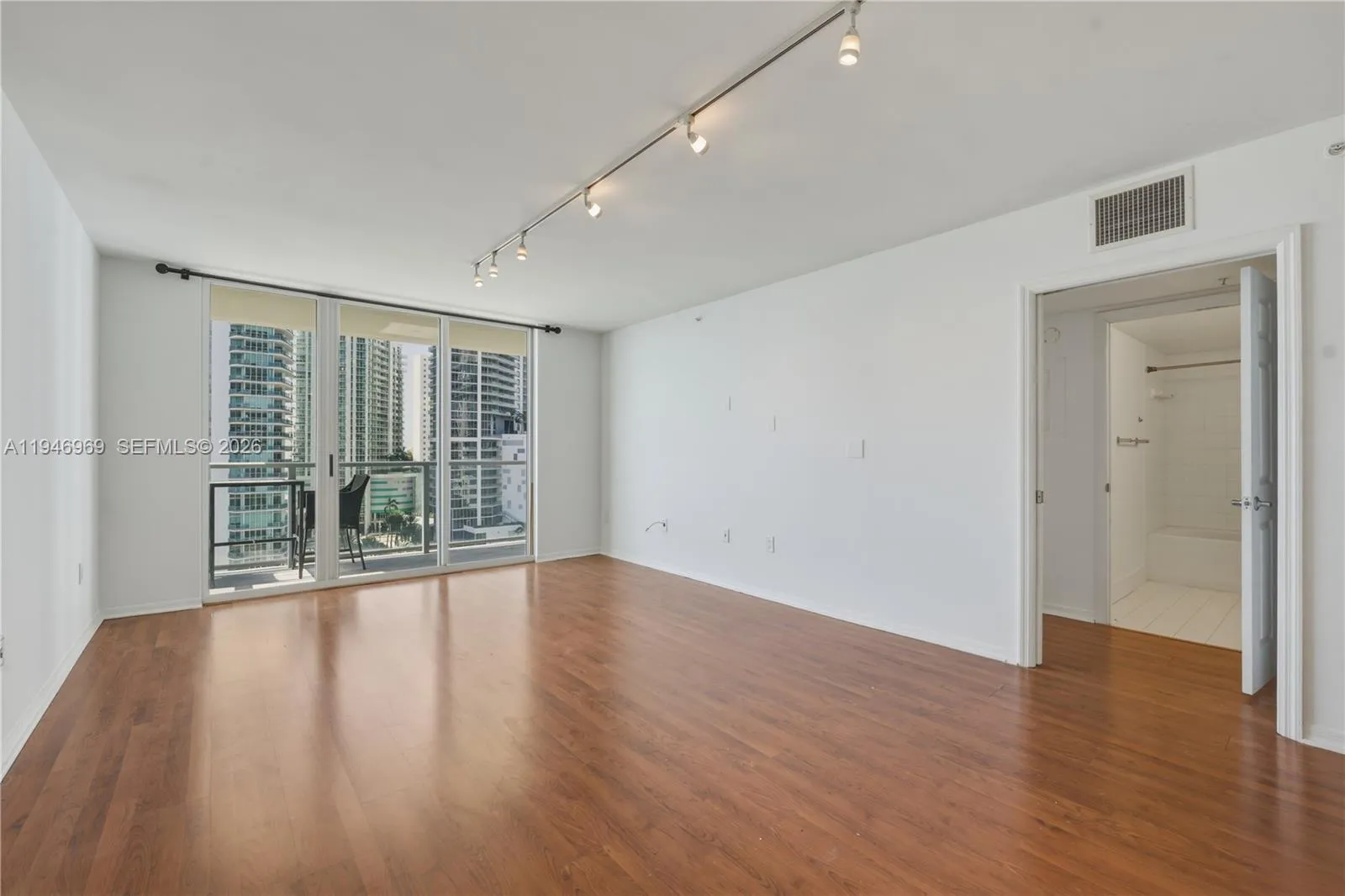 1155 Brickell Bay Dr 1107, Miami, Florida 33131, Miami, Florida 33131, 1 Bedroom Bedrooms, ,1 BathroomBathrooms,Residential Lease,For Rent,1155 Brickell Bay Dr 1107, Miami, Florida 33131,A11946969