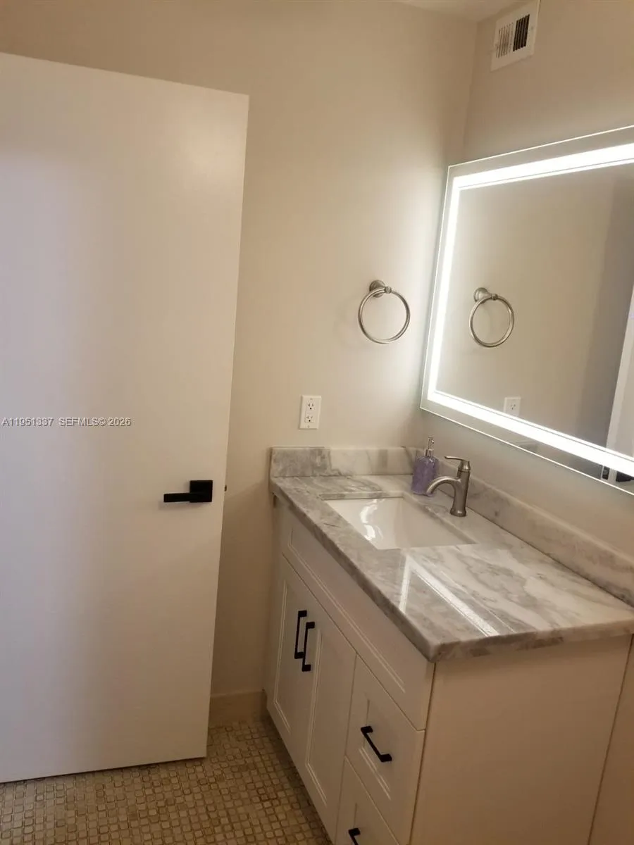 2500 Parkview Dr 2517, Hallandale Beach, Florida 3, Hallandale Beach, Florida 33009, 2 Bedrooms Bedrooms, ,2 BathroomsBathrooms,Residential,For Sale,2500 Parkview Dr 2517, Hallandale Beach, Florida 3,A11951337