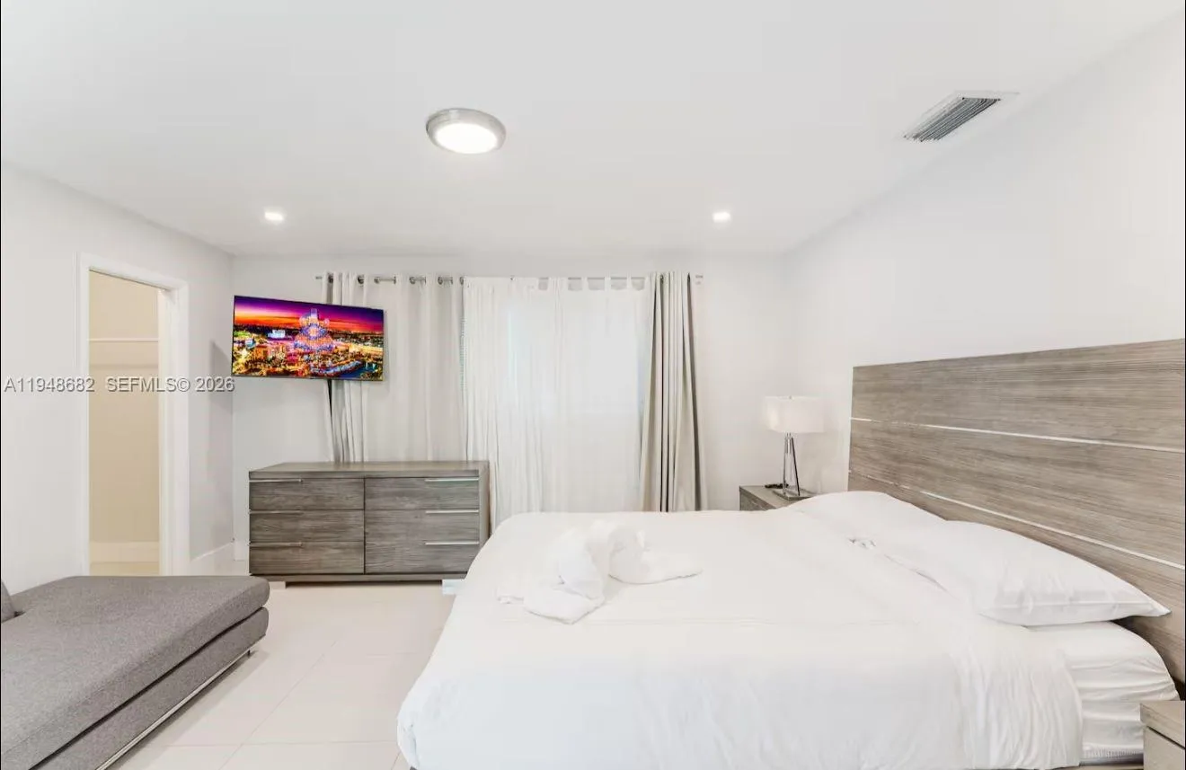 4017 Monroe St 0, Hollywood, Florida 33021, Hollywood, Florida 33021, 4 Bedrooms Bedrooms, ,2 BathroomsBathrooms,Residential Lease,For Rent,4017 Monroe St 0, Hollywood, Florida 33021,A11948682