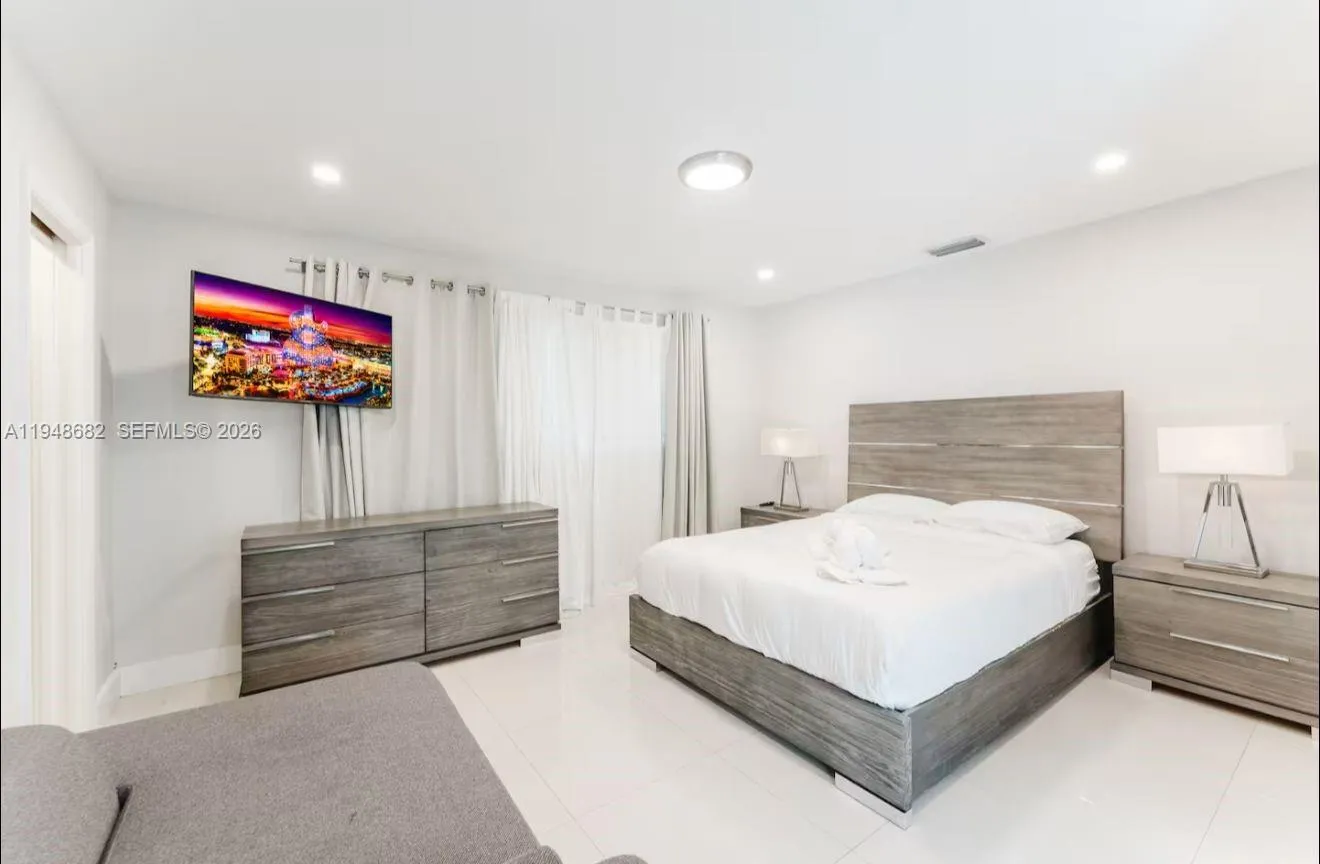 4017 Monroe St 0, Hollywood, Florida 33021, Hollywood, Florida 33021, 4 Bedrooms Bedrooms, ,2 BathroomsBathrooms,Residential Lease,For Rent,4017 Monroe St 0, Hollywood, Florida 33021,A11948682