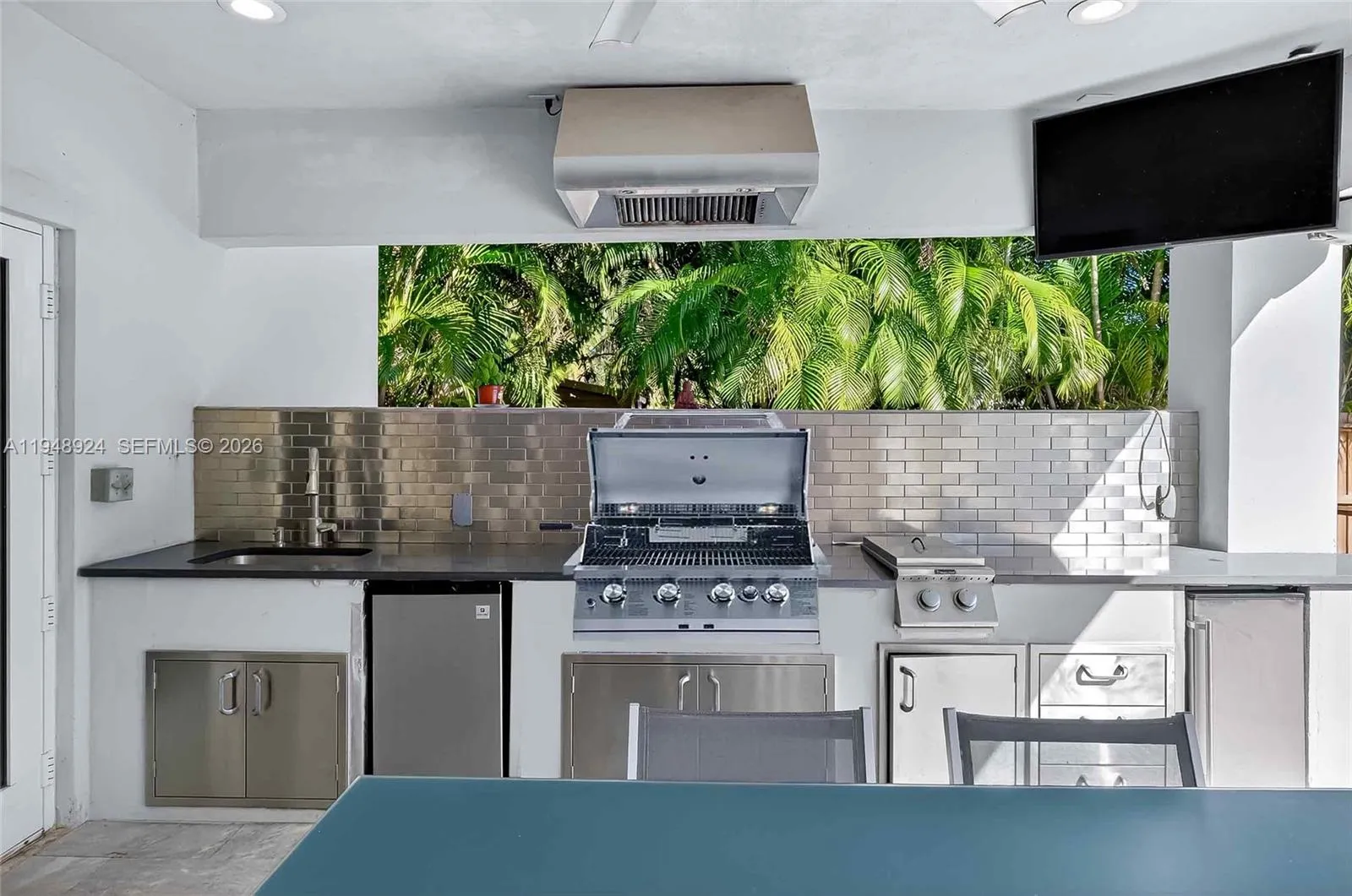 COVERED OUTDOOR KITCHEN AND