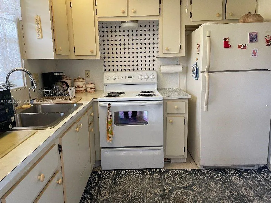 5300 Washington St S111, Hollywood, Florida 33021, Hollywood, Florida 33021, 2 Bedrooms Bedrooms, ,2 BathroomsBathrooms,Residential,For Sale,5300 Washington St S111, Hollywood, Florida 33021,A11951653