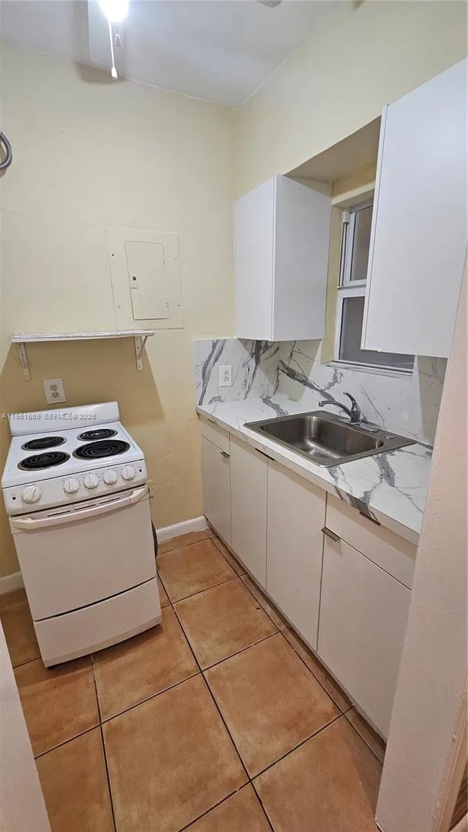 1848 Madison St 3, Hollywood, Florida 33020, Hollywood, Florida 33020, 1 Bedroom Bedrooms, ,1 BathroomBathrooms,Residential Lease,For Rent,1848 Madison St 3, Hollywood, Florida 33020,A11951669