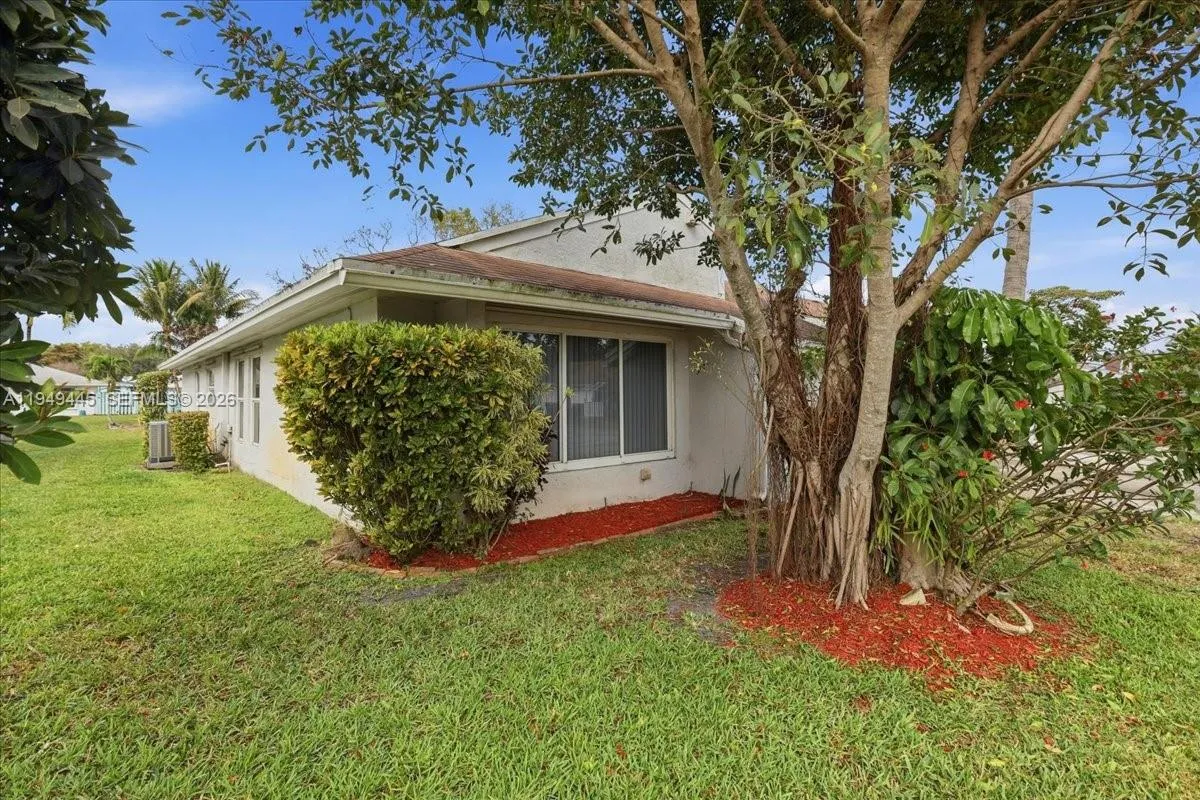 8615 Bridle Path Ct, Davie, Florida 33328, Davie, Florida 33328, 3 Bedrooms Bedrooms, ,2 BathroomsBathrooms,Residential,For Sale,8615 Bridle Path Ct, Davie, Florida 33328,A11949445