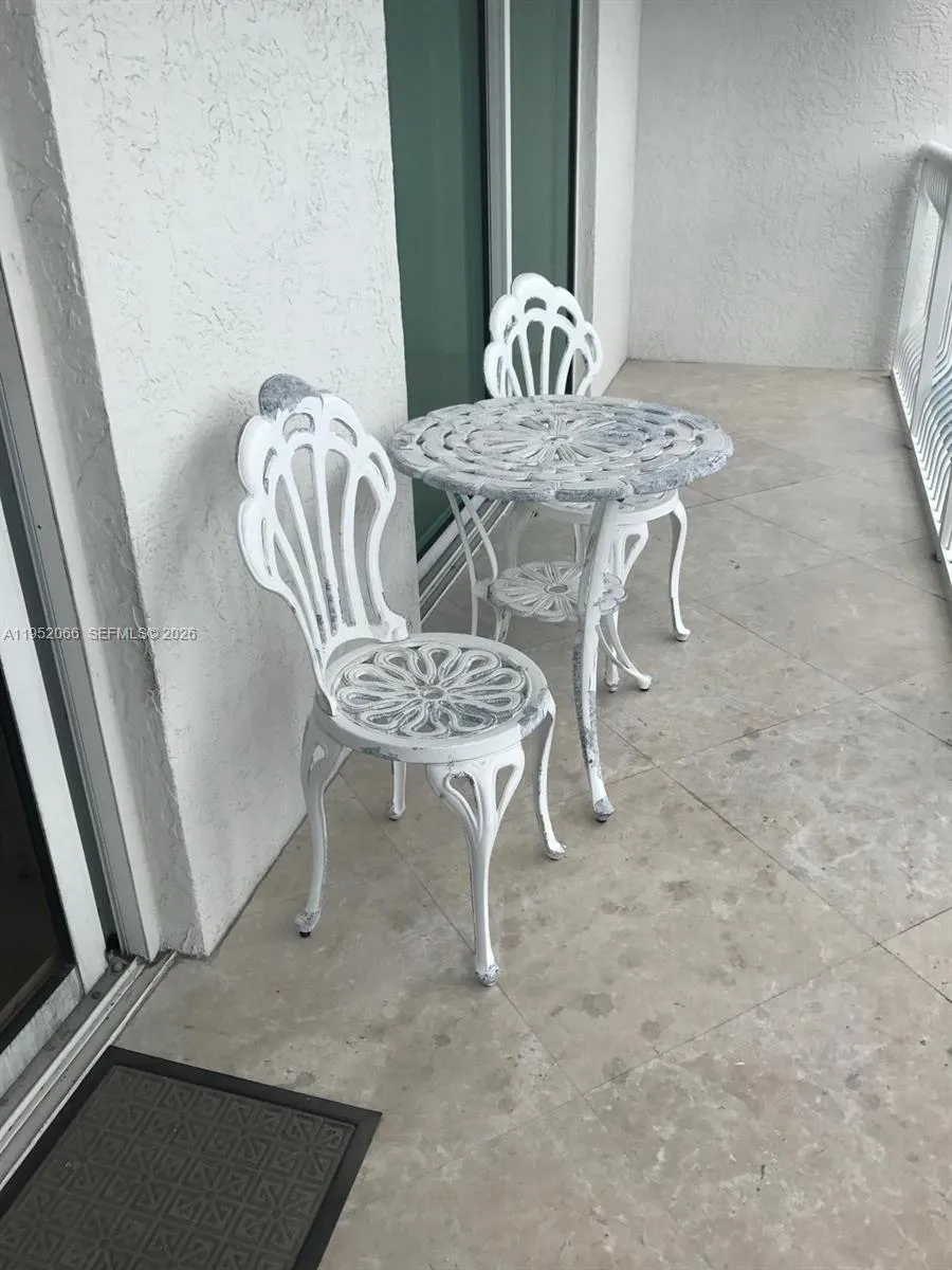 1200 Brickell Bay Dr 3921, Miami, Florida 33131, Miami, Florida 33131, 1 Bedroom Bedrooms, ,1 BathroomBathrooms,Residential,For Sale,1200 Brickell Bay Dr 3921, Miami, Florida 33131,A11952066