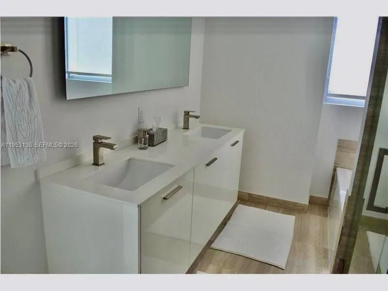 1300 Brickell Bay Dr 3302, Miami, Florida 33131, Miami, Florida 33131, 3 Bedrooms Bedrooms, ,2 BathroomsBathrooms,Residential,For Sale,1300 Brickell Bay Dr 3302, Miami, Florida 33131,A11953108