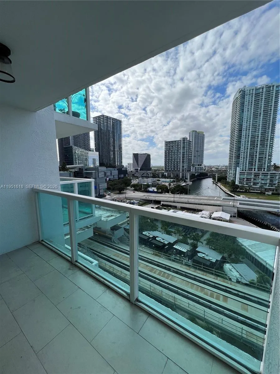 31 Se 5th St 1409, Miami, Florida 33131, Miami, Florida 33131, 1 Bedroom Bedrooms, ,1 BathroomBathrooms,Residential Lease,For Rent,31 Se 5th St 1409, Miami, Florida 33131,A11951618