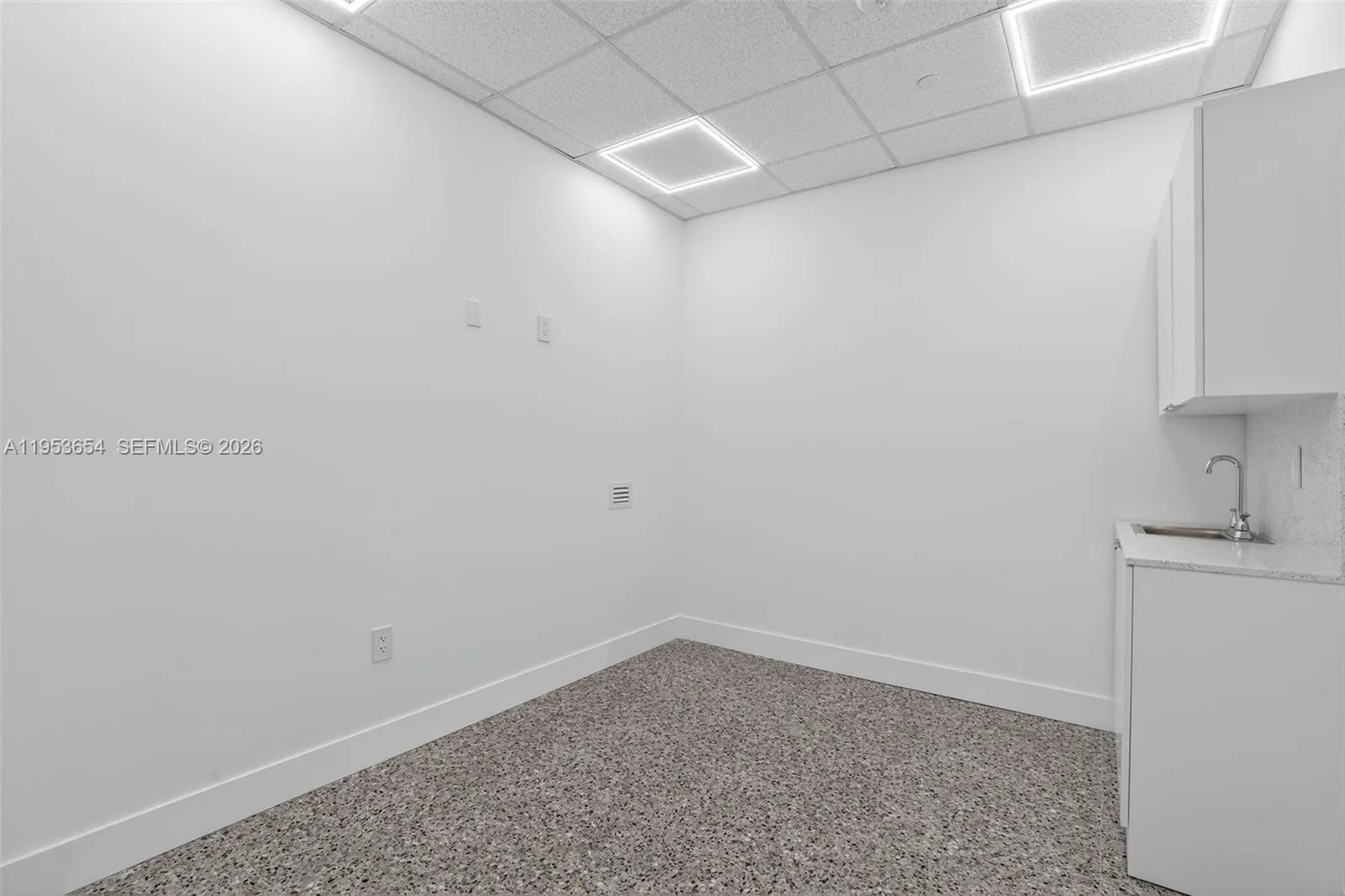 Beauty Salon Suites For Rent Ride Fiu College, Florida 33174, ,Commercial Lease,For Rent,Beauty Salon Suites For Rent Ride Fiu College, , ,A11953654