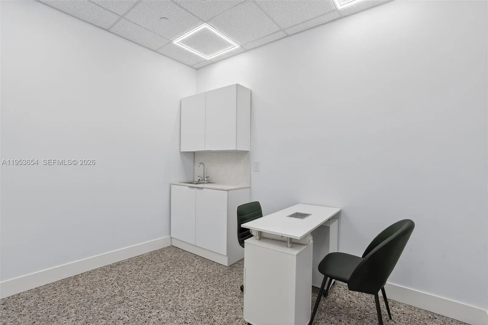 Beauty Salon Suites For Rent Ride Fiu College, Florida 33174, ,Commercial Lease,For Rent,Beauty Salon Suites For Rent Ride Fiu College, , ,A11953654