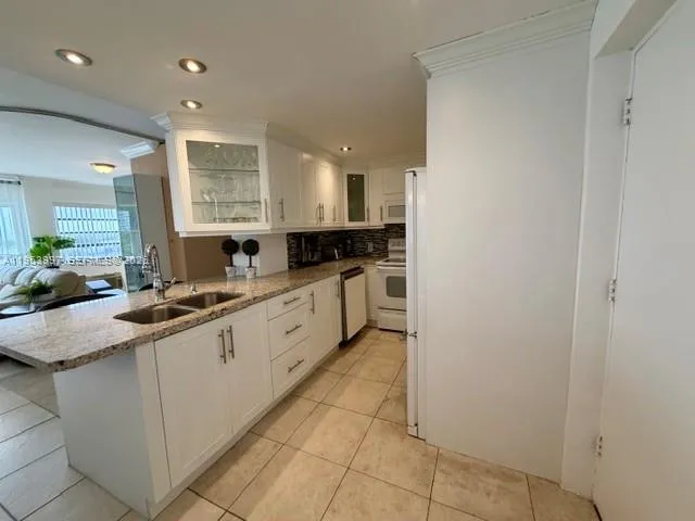 220 Kings Point Dr 501, Sunny Isles Beach, Florida, Sunny Isles Beach, Florida 33160, 2 Bedrooms Bedrooms, ,1 BathroomBathrooms,Residential Lease,For Rent,220 Kings Point Dr 501, Sunny Isles Beach, Florida,A11953997