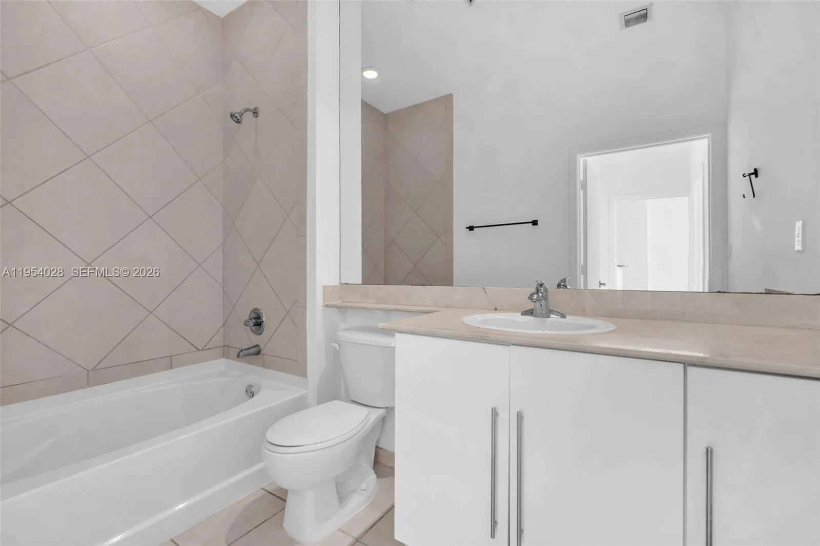 325 S Biscayne Blvd Lph 17, Miami, Florida 33131, Miami, Florida 33131, 1 Bedroom Bedrooms, ,1 BathroomBathrooms,Residential,For Sale,325 S Biscayne Blvd Lph 17, Miami, Florida 33131,A11954028