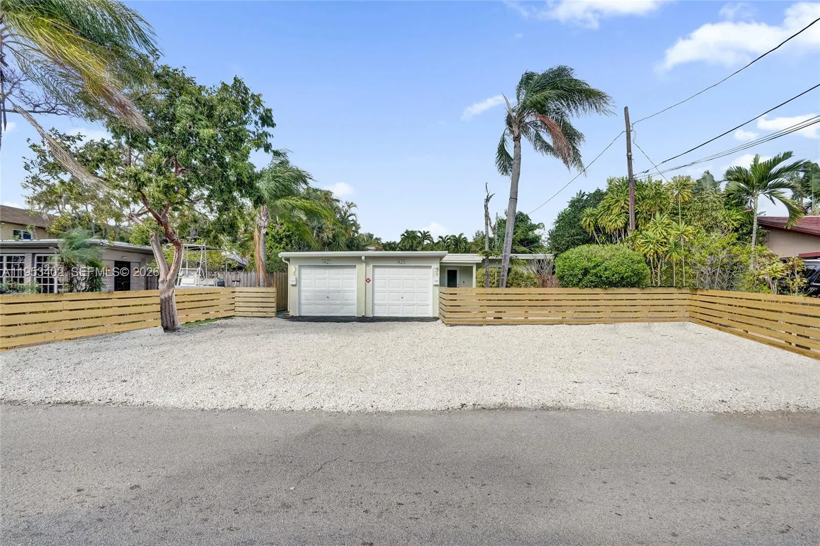 Fence on left and right side (separating the neighbors) has been virtually added in the photo.