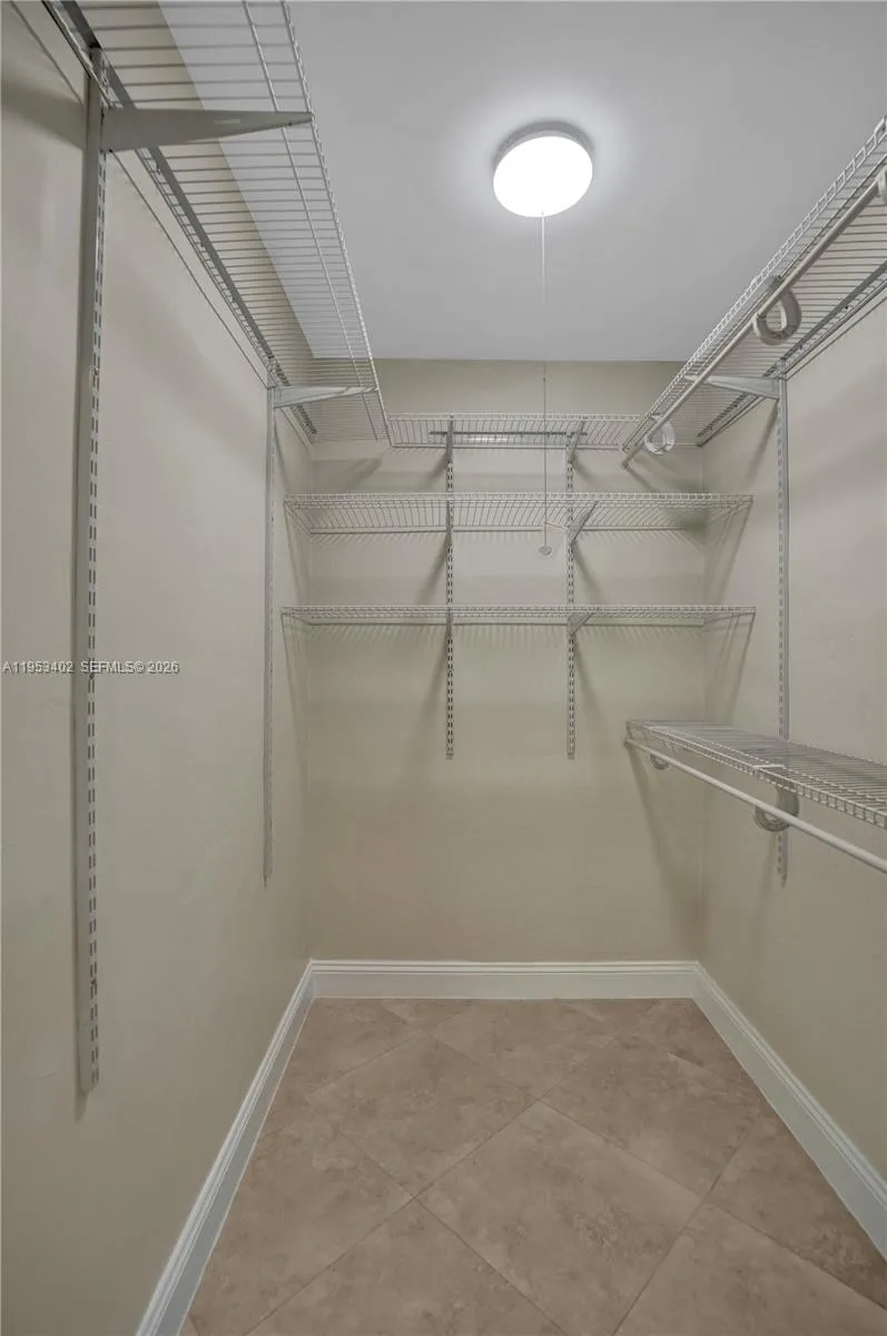 (1429) #2  -Walk-in closet, NEW LED lights