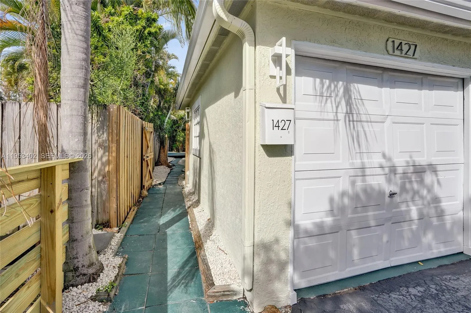 (1427) #2  -2BD 2BA, pathway to front door