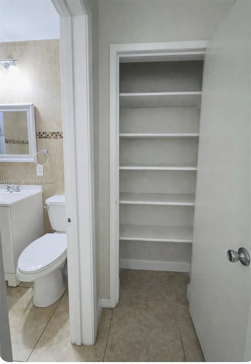 (1427) #2  -Linen closet and bathroom, same bathroom as #1