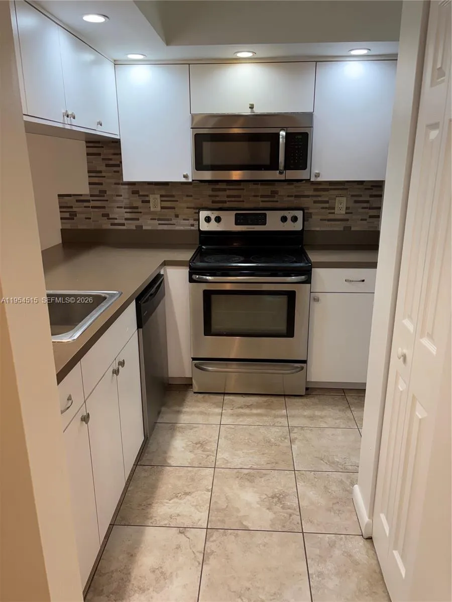 6800 Cypress Rd 111, Plantation, Florida 33317, Plantation, Florida 33317, 2 Bedrooms Bedrooms, ,2 BathroomsBathrooms,Residential Lease,For Rent,6800 Cypress Rd 111, Plantation, Florida 33317,A11954515
