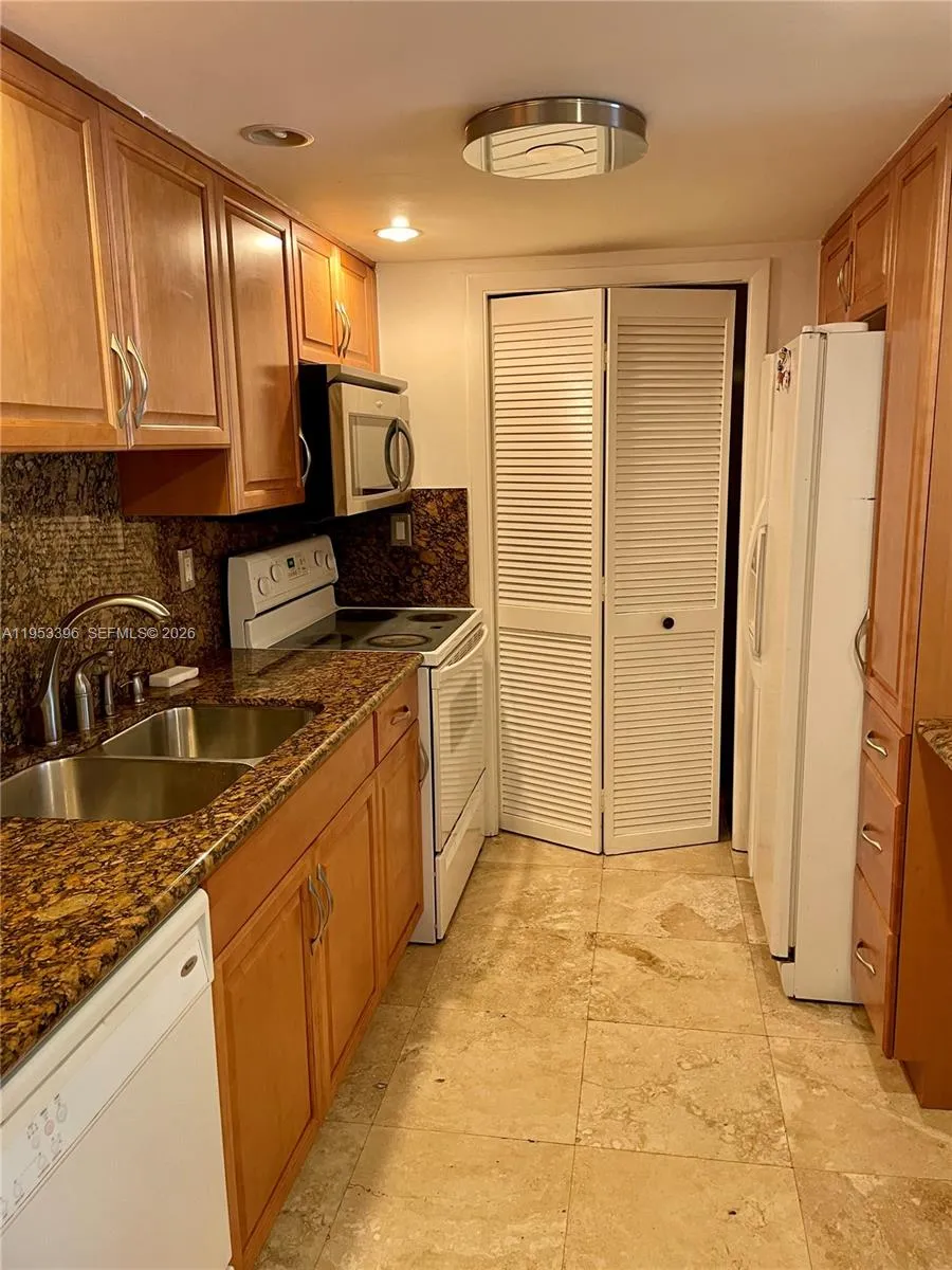 240 Lakeview Dr 308, Weston, Florida 33326, Weston, Florida 33326, 2 Bedrooms Bedrooms, ,2 BathroomsBathrooms,Residential,For Sale,240 Lakeview Dr 308, Weston, Florida 33326,A11953396