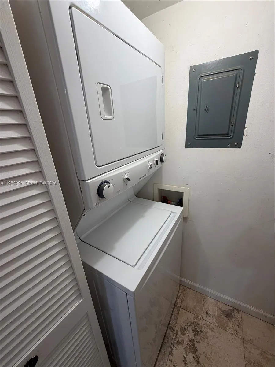 240 Lakeview Dr 308, Weston, Florida 33326, Weston, Florida 33326, 2 Bedrooms Bedrooms, ,2 BathroomsBathrooms,Residential,For Sale,240 Lakeview Dr 308, Weston, Florida 33326,A11953396