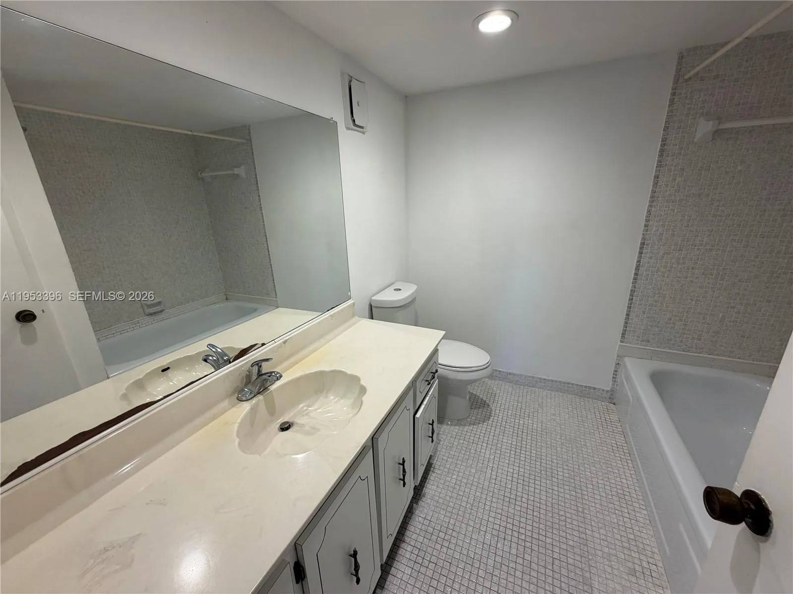 240 Lakeview Dr 308, Weston, Florida 33326, Weston, Florida 33326, 2 Bedrooms Bedrooms, ,2 BathroomsBathrooms,Residential,For Sale,240 Lakeview Dr 308, Weston, Florida 33326,A11953396