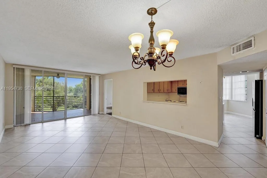 9520 Seagrape Dr 306, Davie, Florida 33324, Davie, Florida 33324, 3 Bedrooms Bedrooms, ,2 BathroomsBathrooms,Residential,For Sale,9520 Seagrape Dr 306, Davie, Florida 33324,A11954730