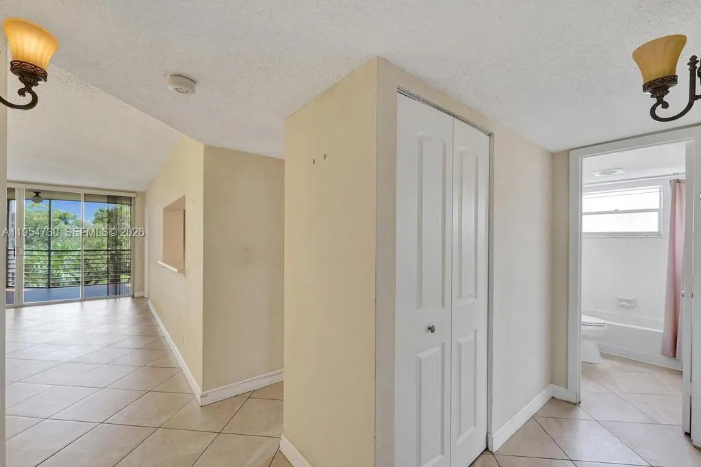 9520 Seagrape Dr 306, Davie, Florida 33324, Davie, Florida 33324, 3 Bedrooms Bedrooms, ,2 BathroomsBathrooms,Residential,For Sale,9520 Seagrape Dr 306, Davie, Florida 33324,A11954730
