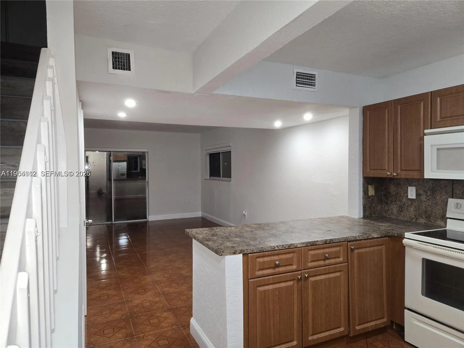 2730 W 76th St 201, Hialeah, Florida 33016, Hialeah, Florida 33016, 2 Bedrooms Bedrooms, ,1 BathroomBathrooms,Residential Lease,For Rent,2730 W 76th St 201, Hialeah, Florida 33016,A11954862