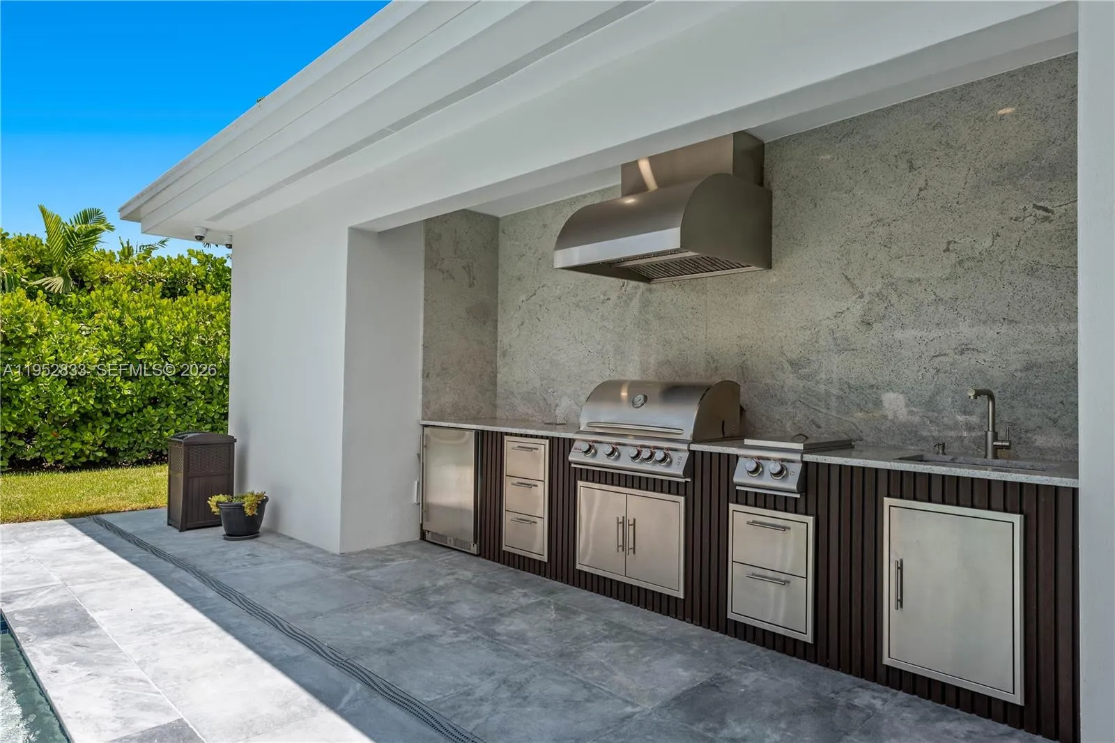 Summer/outdoor kitchen functional exhaust system