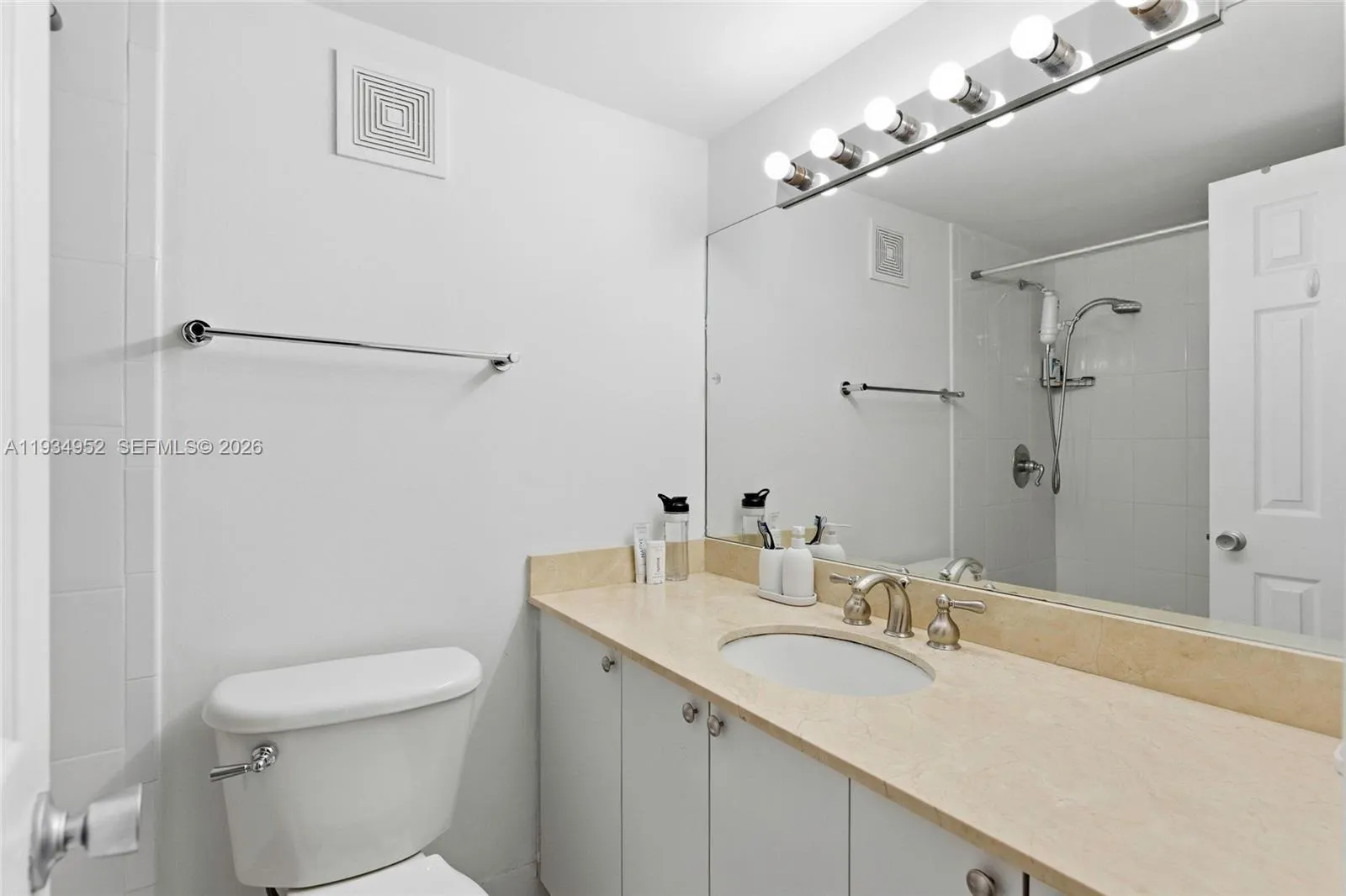 950 Nw 11th St 3b, Miami, Florida 33136, Miami, Florida 33136, 1 Bedroom Bedrooms, ,1 BathroomBathrooms,Residential,For Sale,950 Nw 11th St 3b, Miami, Florida 33136,A11934952